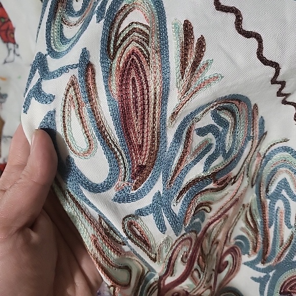 Idyllwind white triangle shawl over your shoulders its embroidered w/tassels OS - Picture 3 of 5